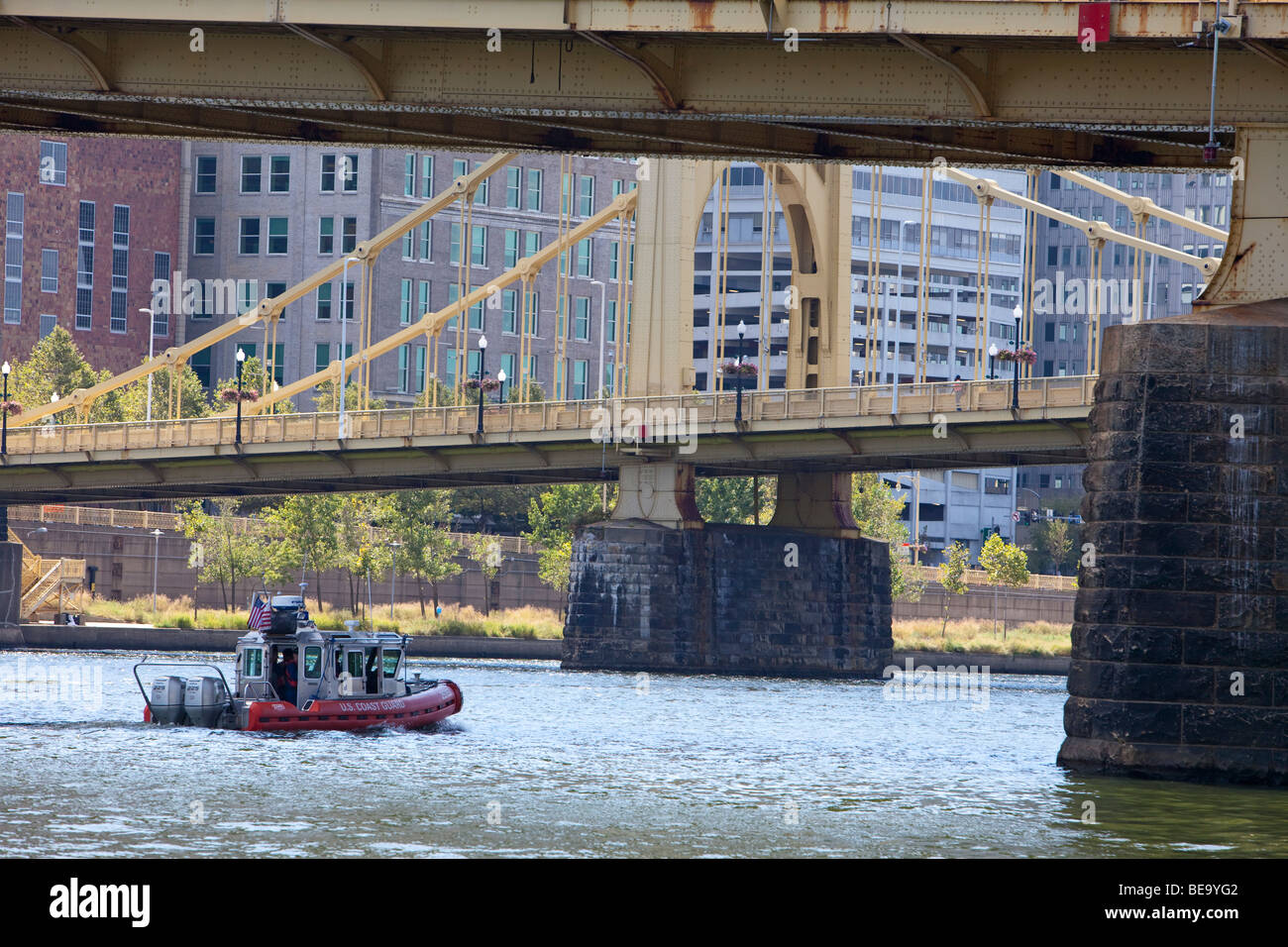 Pittsburgh, Pennsylvania - Un Coast Guard nave passa sotto di Allegheny ponti sul fiume vicino al centro di Pittsburgh. Foto Stock