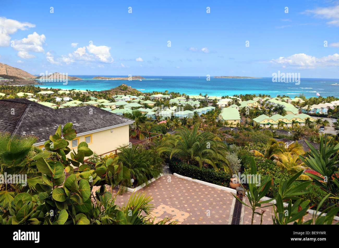 Vista della casa in Saint Martin con tetti e la spiaggia in background Foto Stock