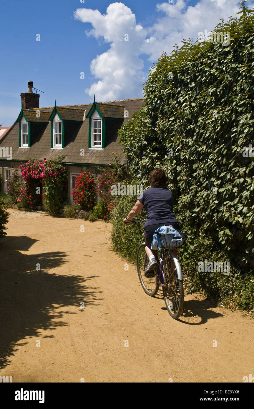 dh LITTLE SARK SARK ISLAND Tourist equitazione cicloturismo paese corsie cottage Little Sark donna ciclista corsia cicloturismo isole canale Foto Stock