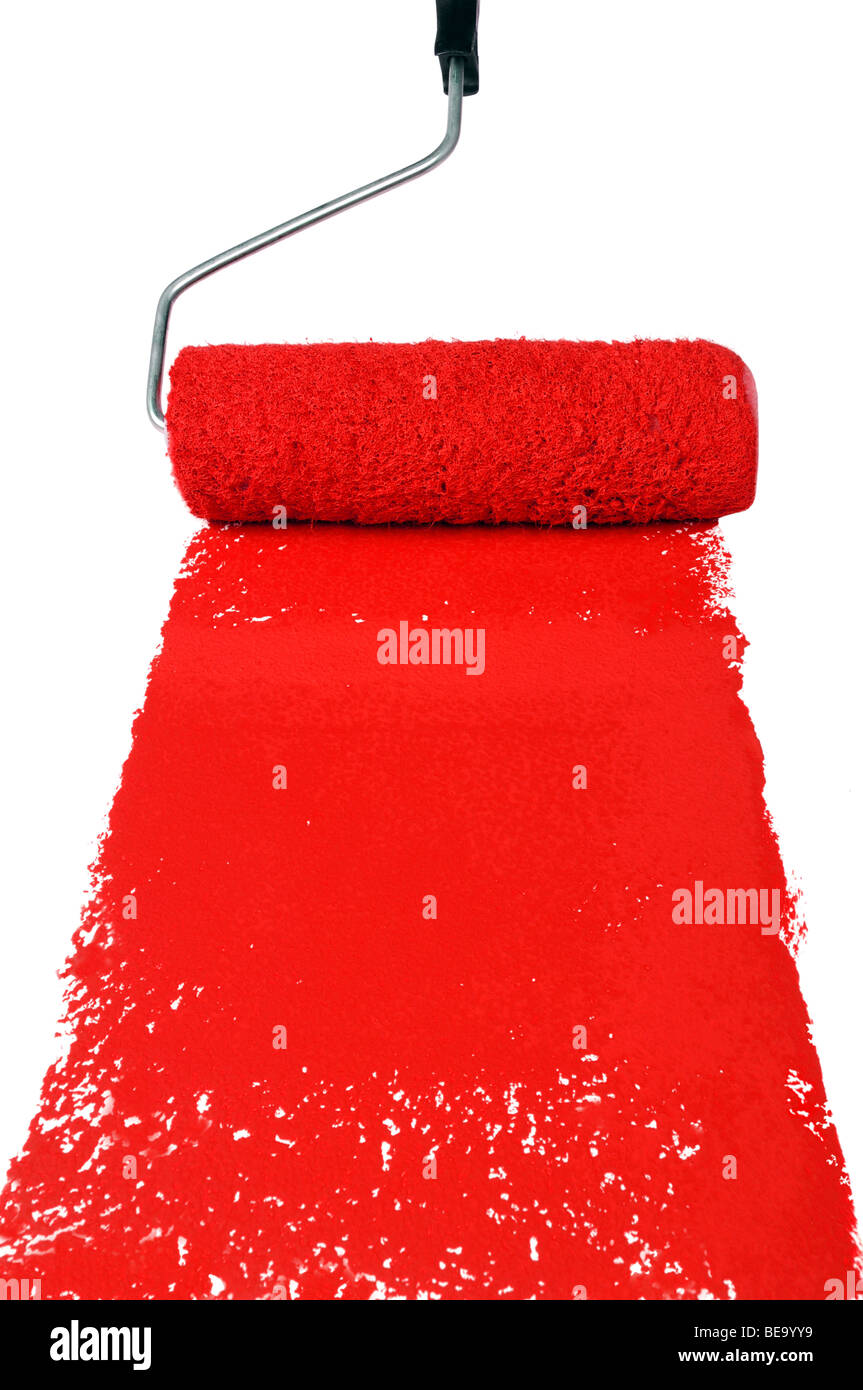 Rullo di verniciatura con vernice rossa isolate su sfondo bianco Foto Stock