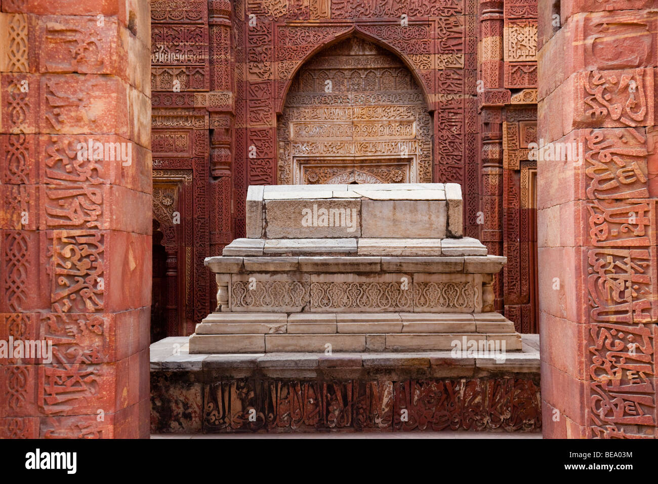 Iltutmish tomba a Qutb Minar a Delhi in India Foto Stock