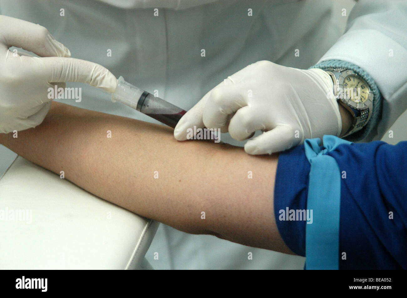 Un infermiere raccolta di sangue. Votorantim, São Paulo, Brasile. Il 15/06/2009 alle 07:57am. Foto Stock