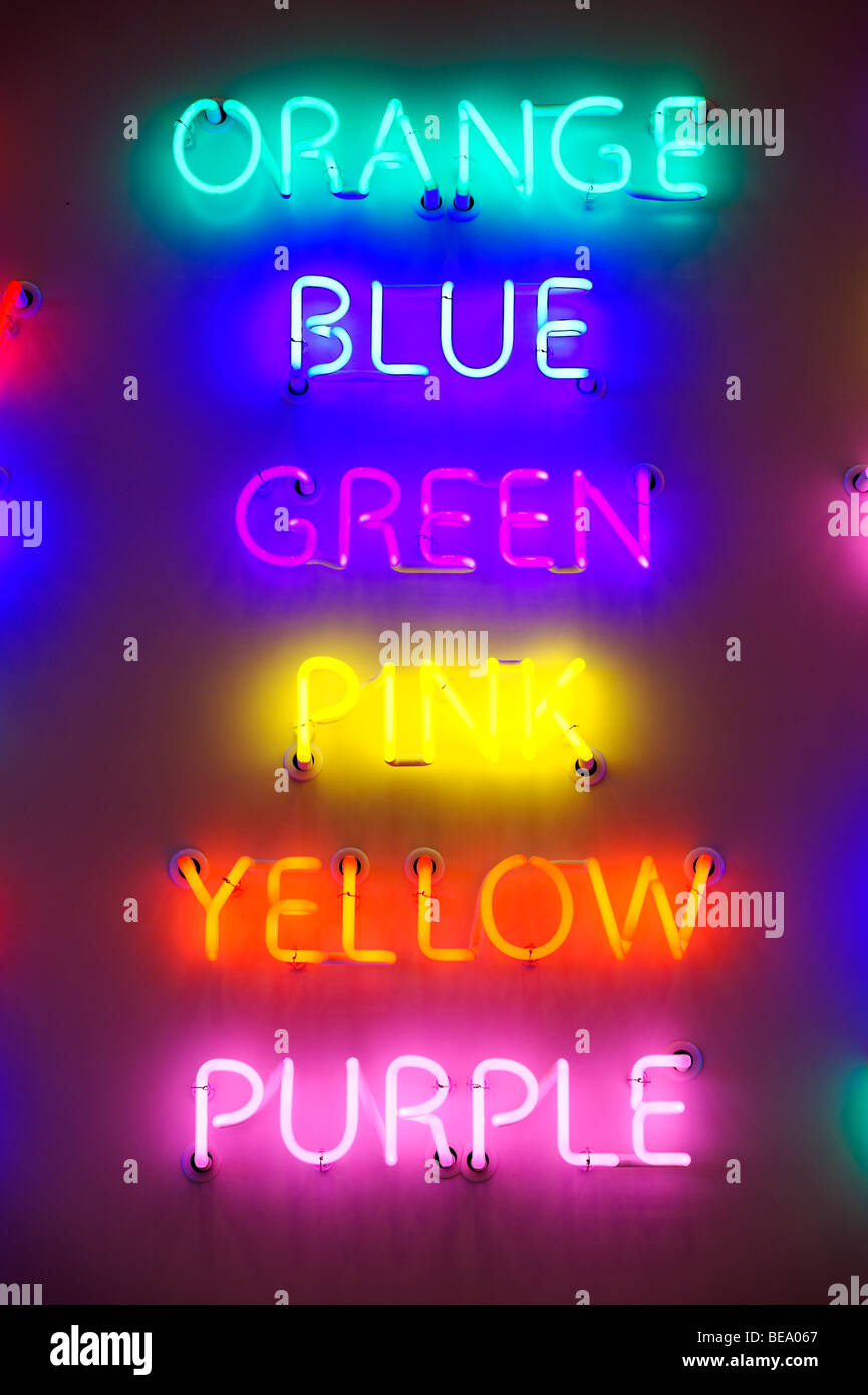 Dettaglio di luci al neon colorate iscritto. Foto Stock