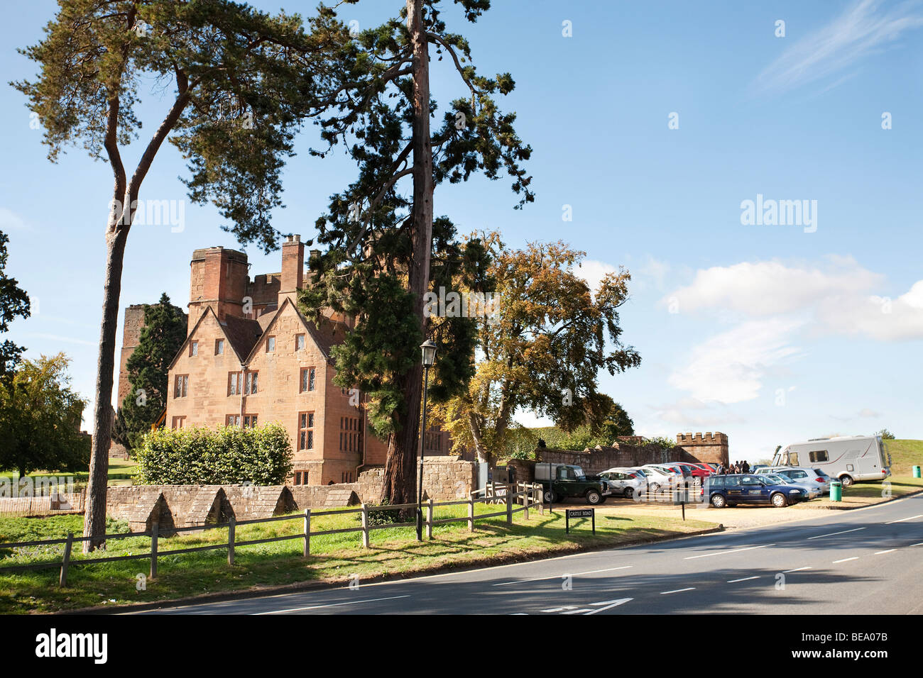 Casa principale del Castello di Kenilworth con parcheggio auto Foto Stock