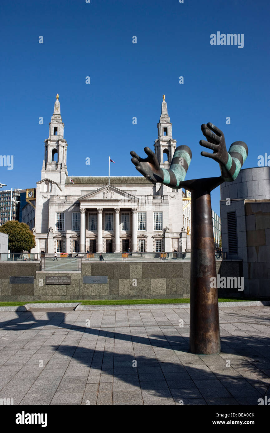 La scultura "Entrambi i bracci' da Kenneth Armitage nel Nelson Mandela giardini, affacciato su Leeds Sala Civica e Millennium Square Foto Stock