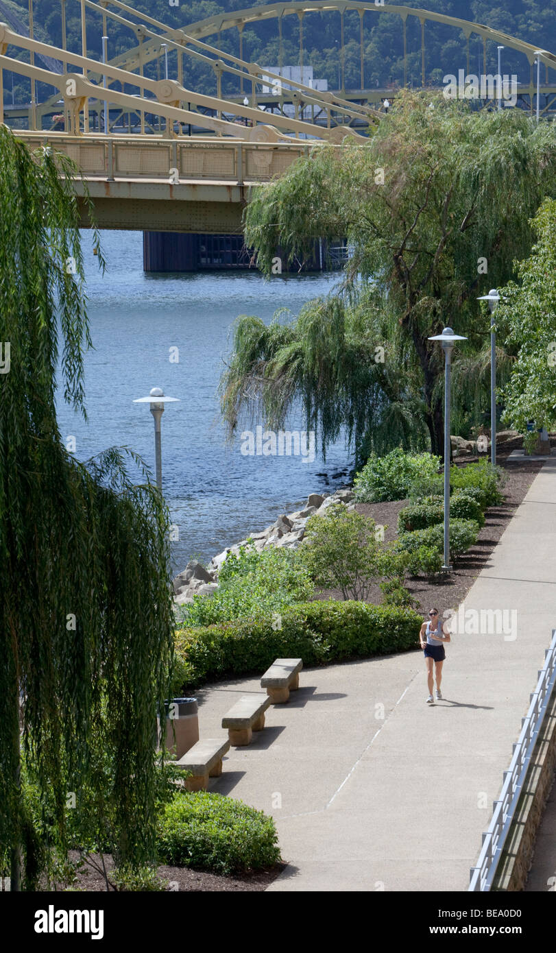 Pittsburgh, Pennsylvania - una pista da jogging e percorso in bicicletta lungo il fiume Allegheny vicino al centro di Pittsburgh. Foto Stock