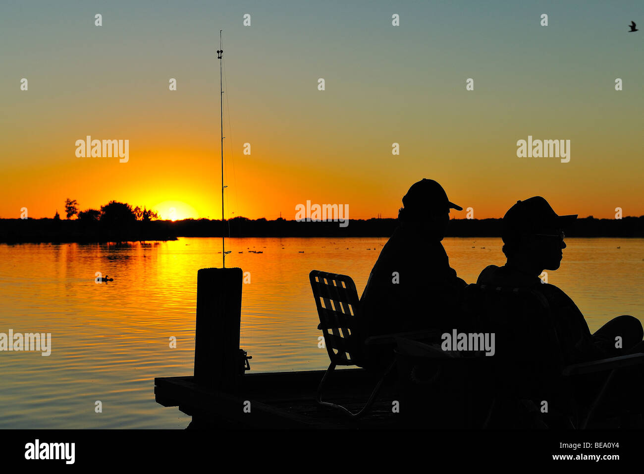 Arancione tramonto su White Rock Lake vicino a Dallas, Texas Foto Stock