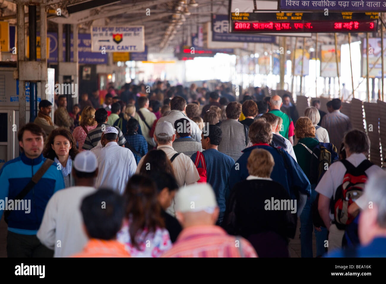 Agra Cantonment stazione ferroviaria in Agra India Foto Stock