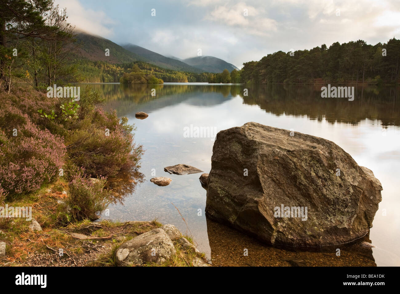 Tramonto sul Loch un Eilein e il castello di isola, Cairngorms National Park, Highlands scozzesi, Regno Unito Foto Stock