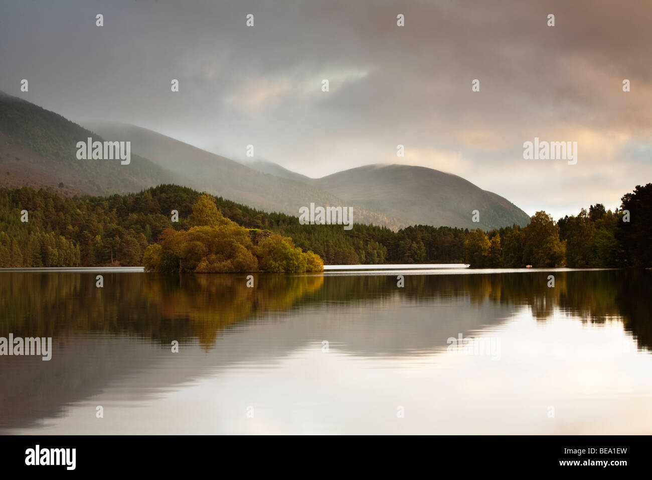 Tramonto sul Loch un Eilein e il castello di isola, Cairngorms National Park, Highlands scozzesi, Regno Unito Foto Stock