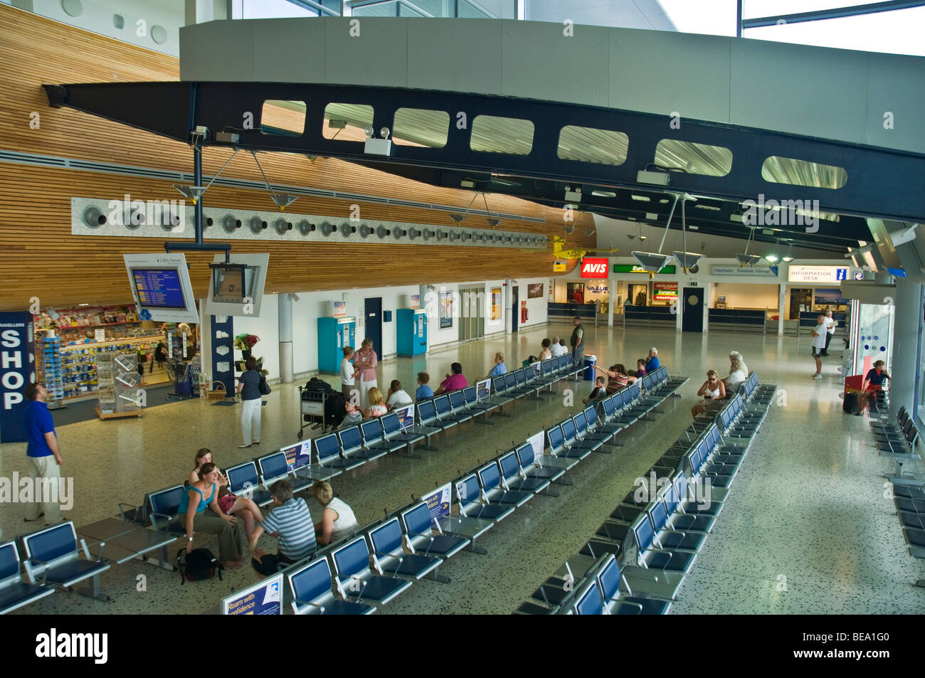 Dh Guernsey Airport di persone nel terminal arrivi edificio Foto Stock