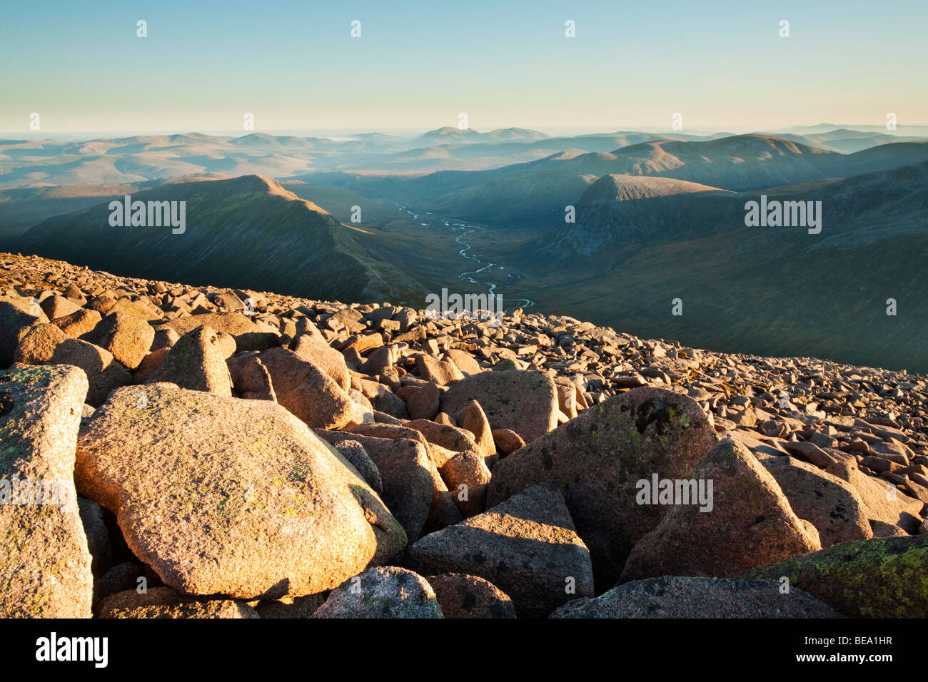 Vista dalla cima del Ben Macdui guardando verso sud lungo Glen Dee, Highlands scozzesi, Regno Unito Foto Stock