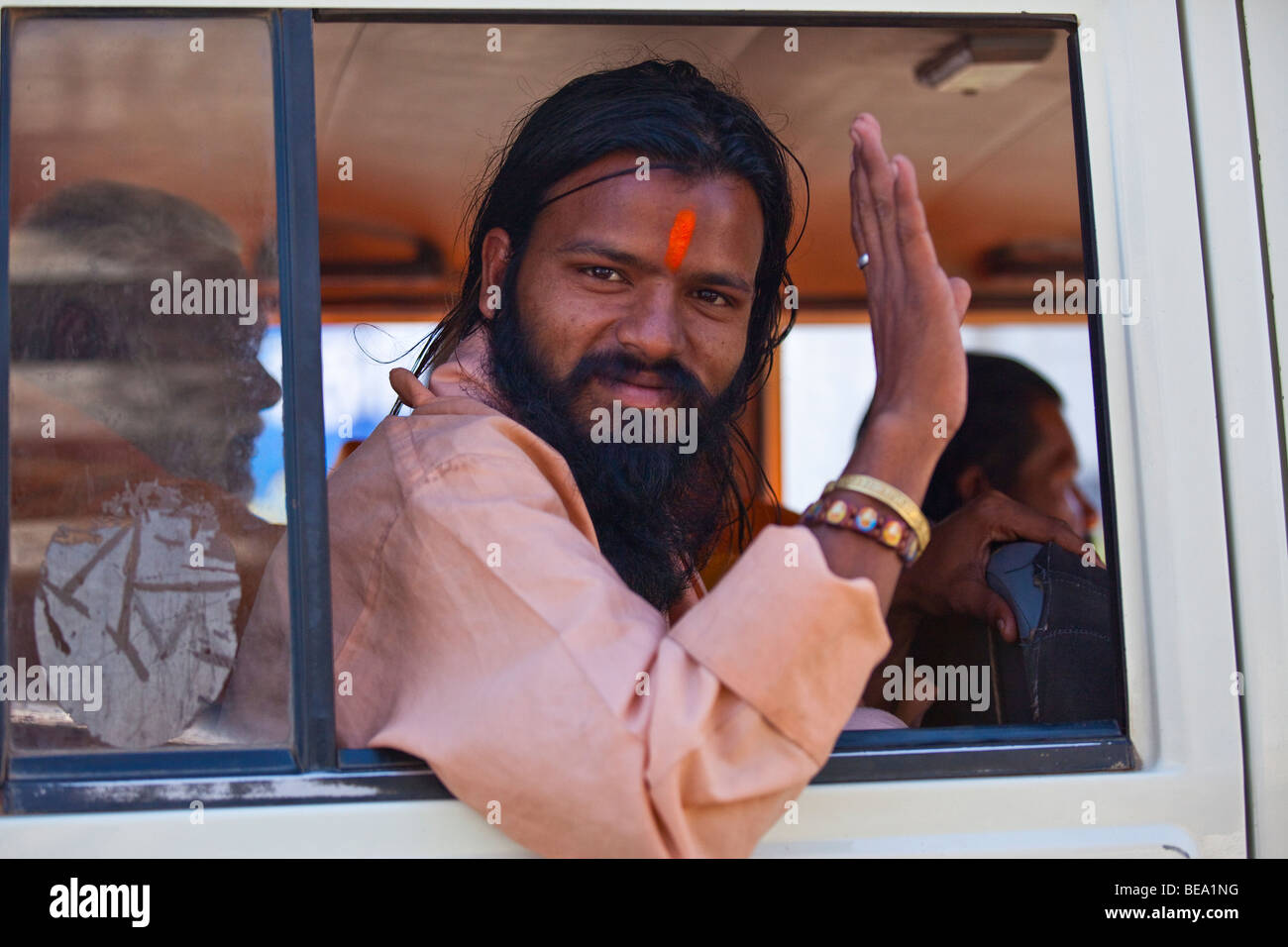 Uomo indù sventolare da un veicolo in Agra India Foto Stock