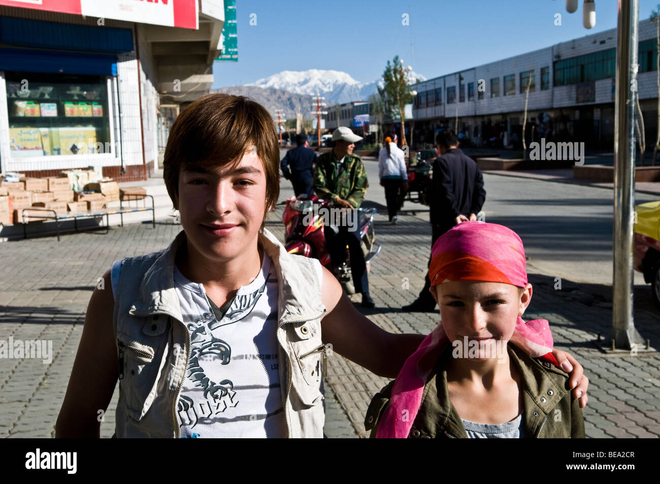 Tajik fratello e sorella nelle strade di Tashkurgan, Xinjiang, Cina. Foto Stock