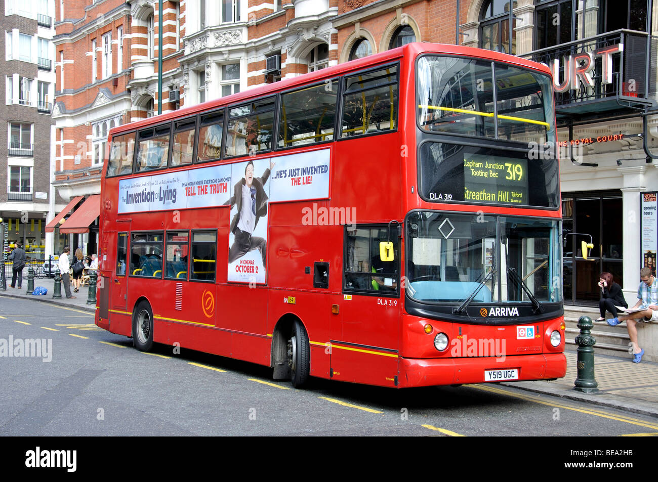 Red double-decker bus, Sloane Square, Chelsea, Royal Borough di Kensington e Chelsea, Greater London, England, Regno Unito Foto Stock