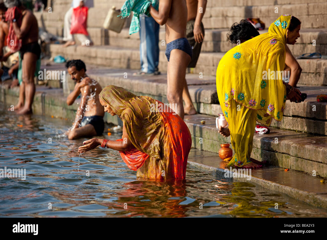 Donna che prega nel fiume Gange a Varanasi India Foto Stock