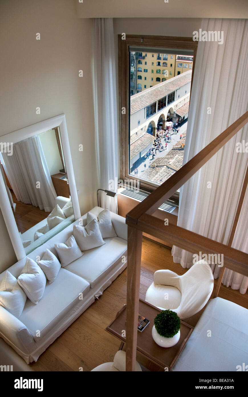 Penthouse suite dell'Hotel Continentale con una vista verso il basso sul Ponte Vecchio a Firenze Foto Stock