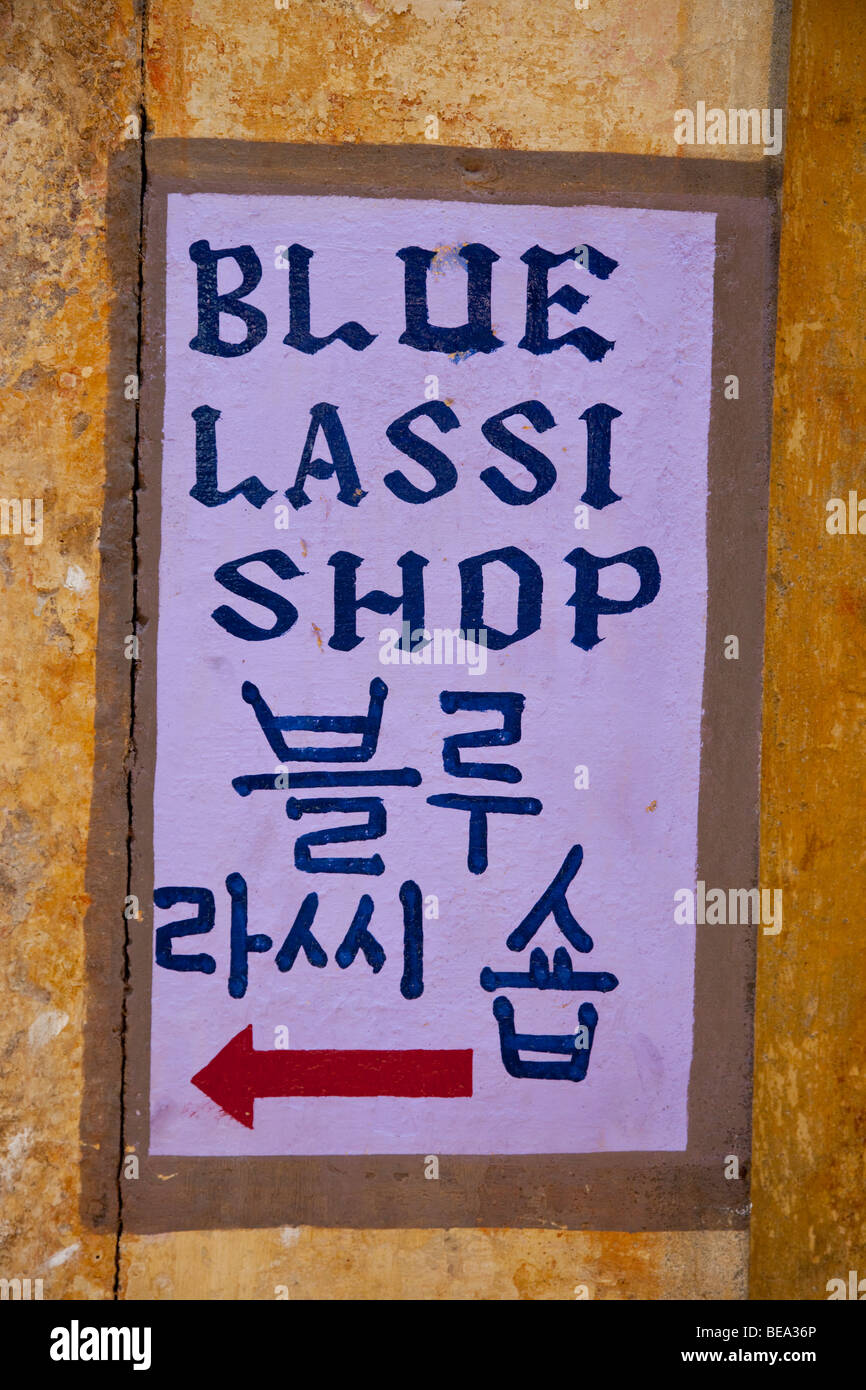 Blue Lassi Shop anche scritto in coreano in Varanasi India Foto Stock