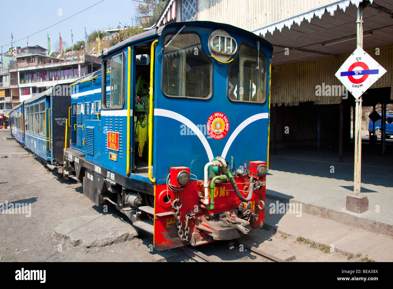 Darjeeling Himalayan Railway Toy Train alla stazione di Ghum Darjeeling in India Foto Stock
