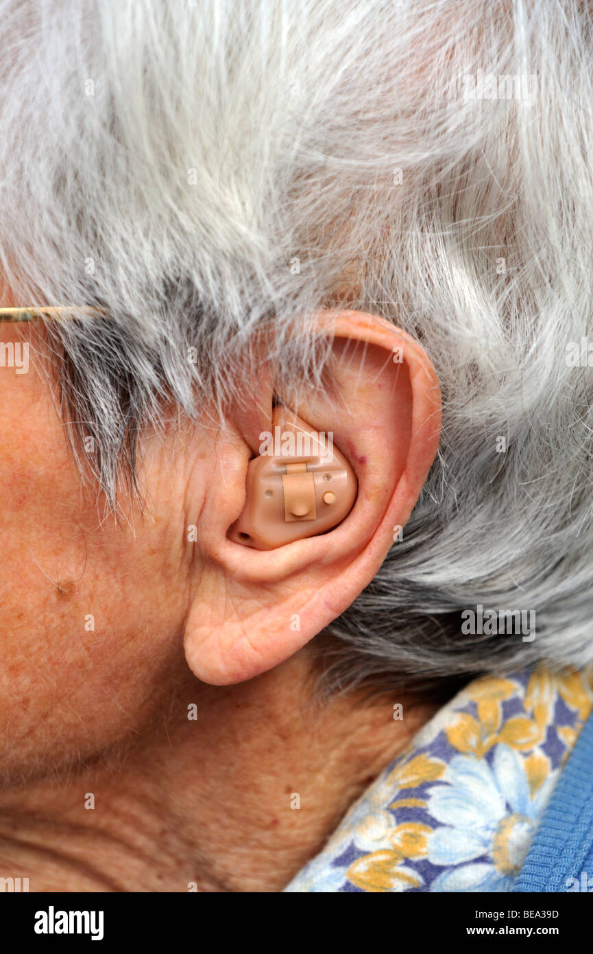 Apparecchio acustico digitale in orecchio di donna anziana Foto