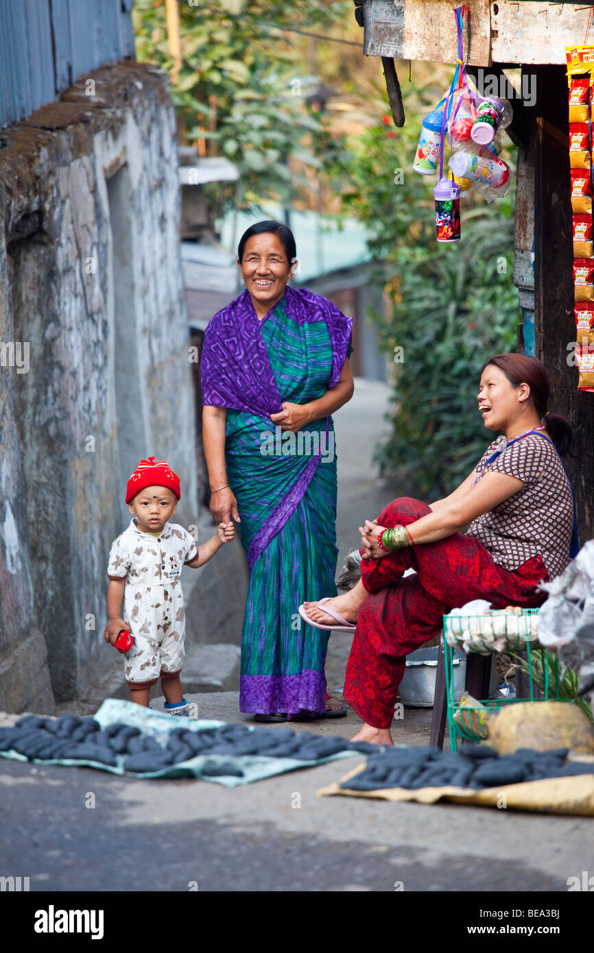 La madre e il bambino in Ghum Darjeeling in India Foto Stock