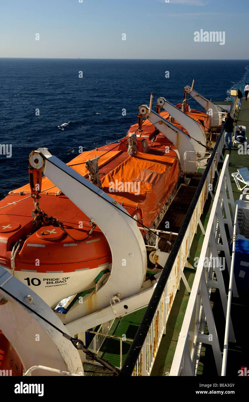 Le imbarcazioni di salvataggio su gruette lungo il ponte della P&O traghetto "orgoglio di Bilbao' Golfo di Biscaglia Foto Stock