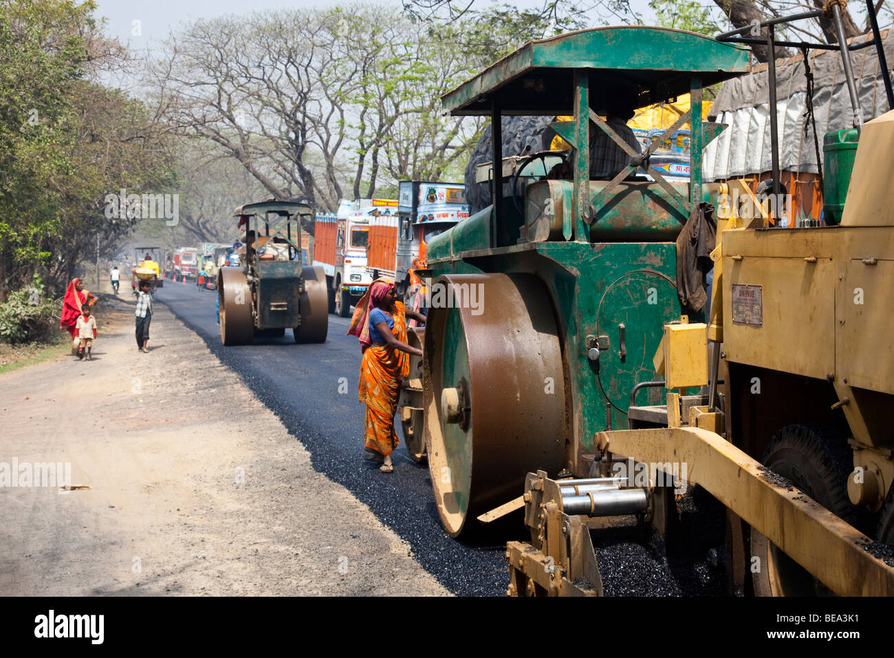 Strada in costruzione in Malda nel Bengala India Foto Stock