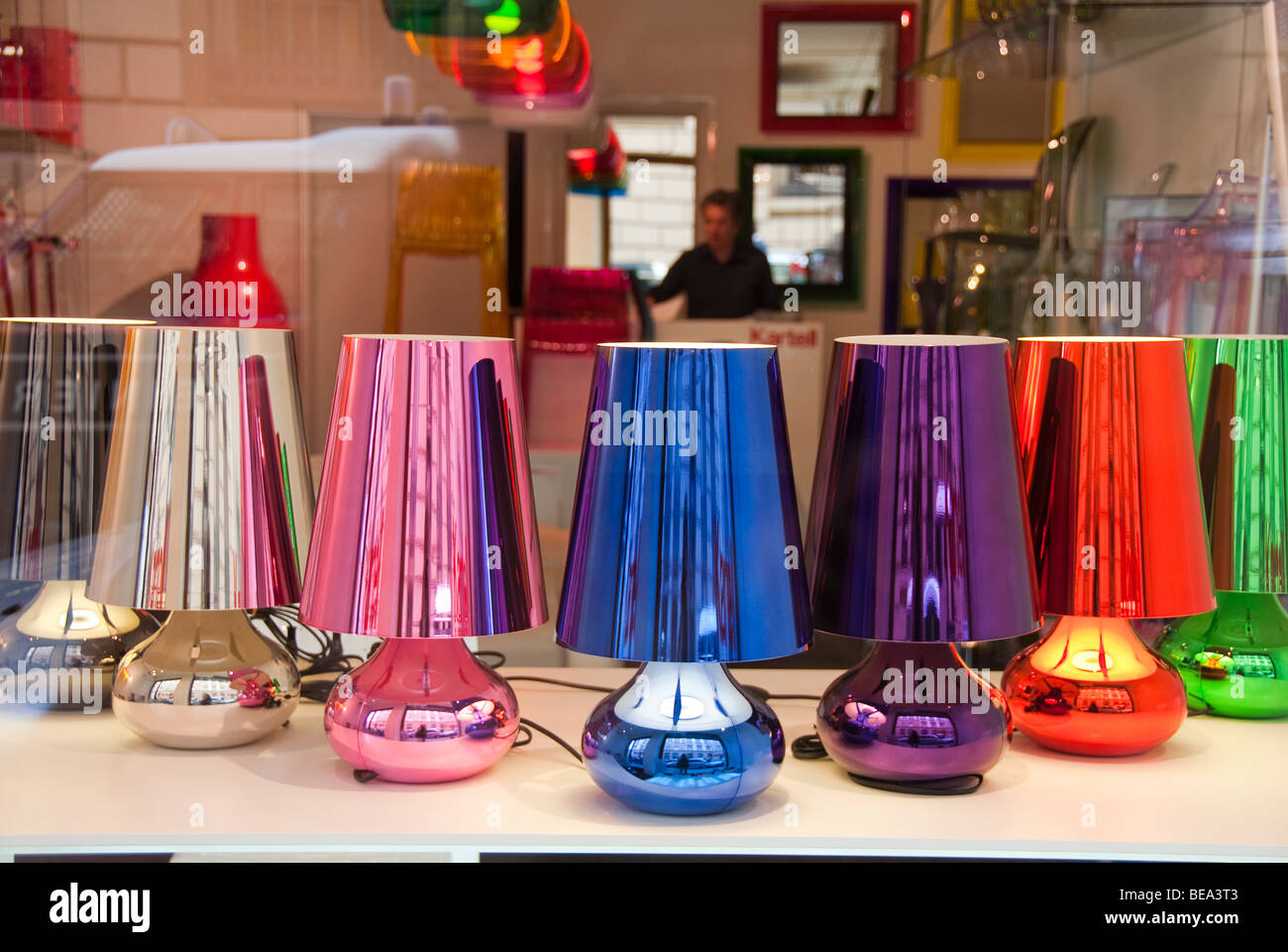 Arcobaleno di chrome paralumi in un design contemporaneo shop a Firenze  Italia Foto stock - Alamy