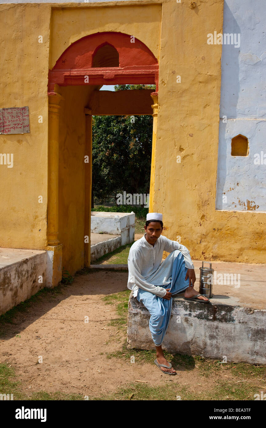 Giovani Musulmani che l uomo ad una madrasa in Pandua in stato del Bengala India Foto Stock