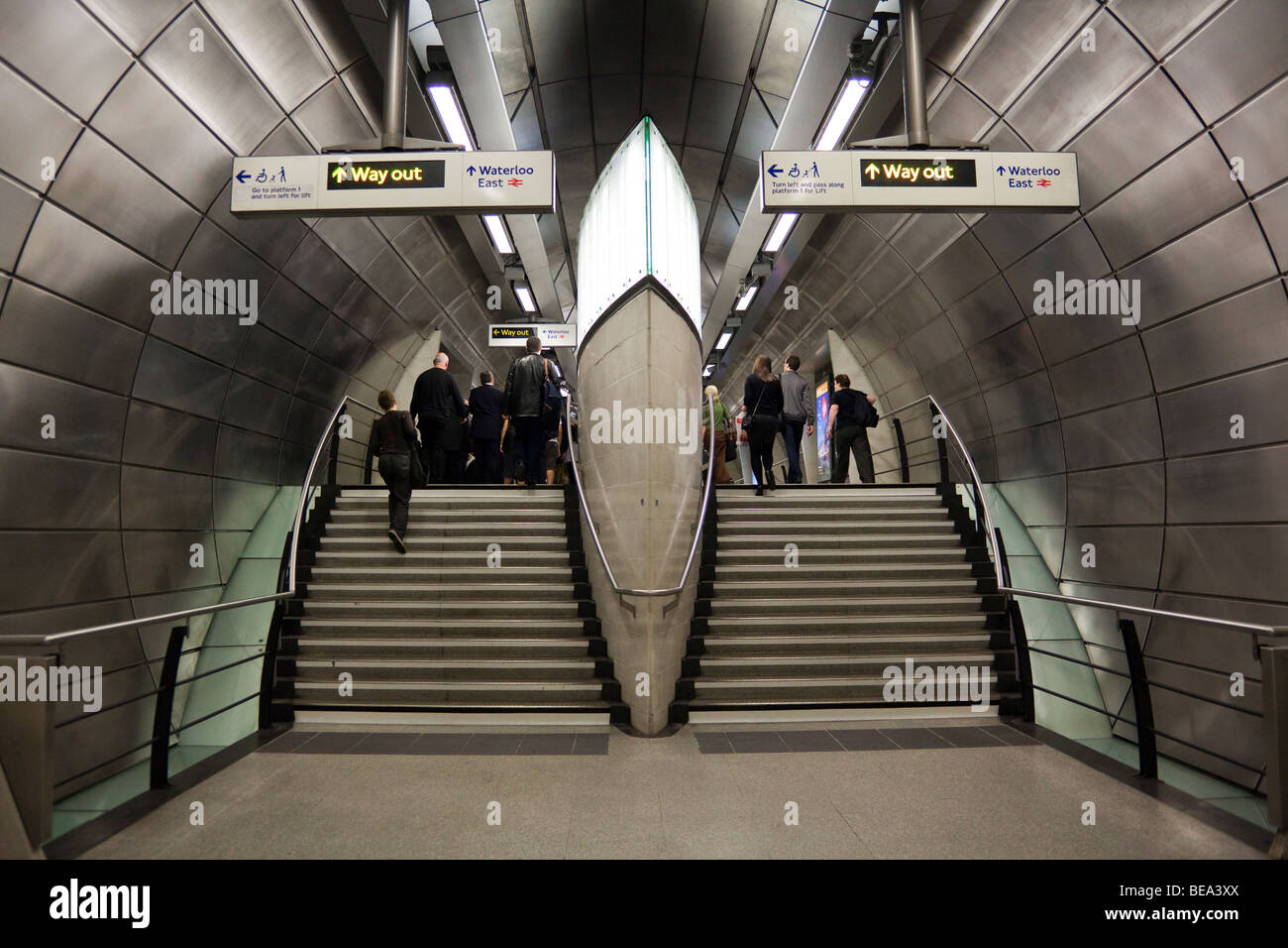 Approccio al Lower Concourse, Southwark tube station, la metropolitana di Londra, Inghilterra, Regno Unito Foto Stock