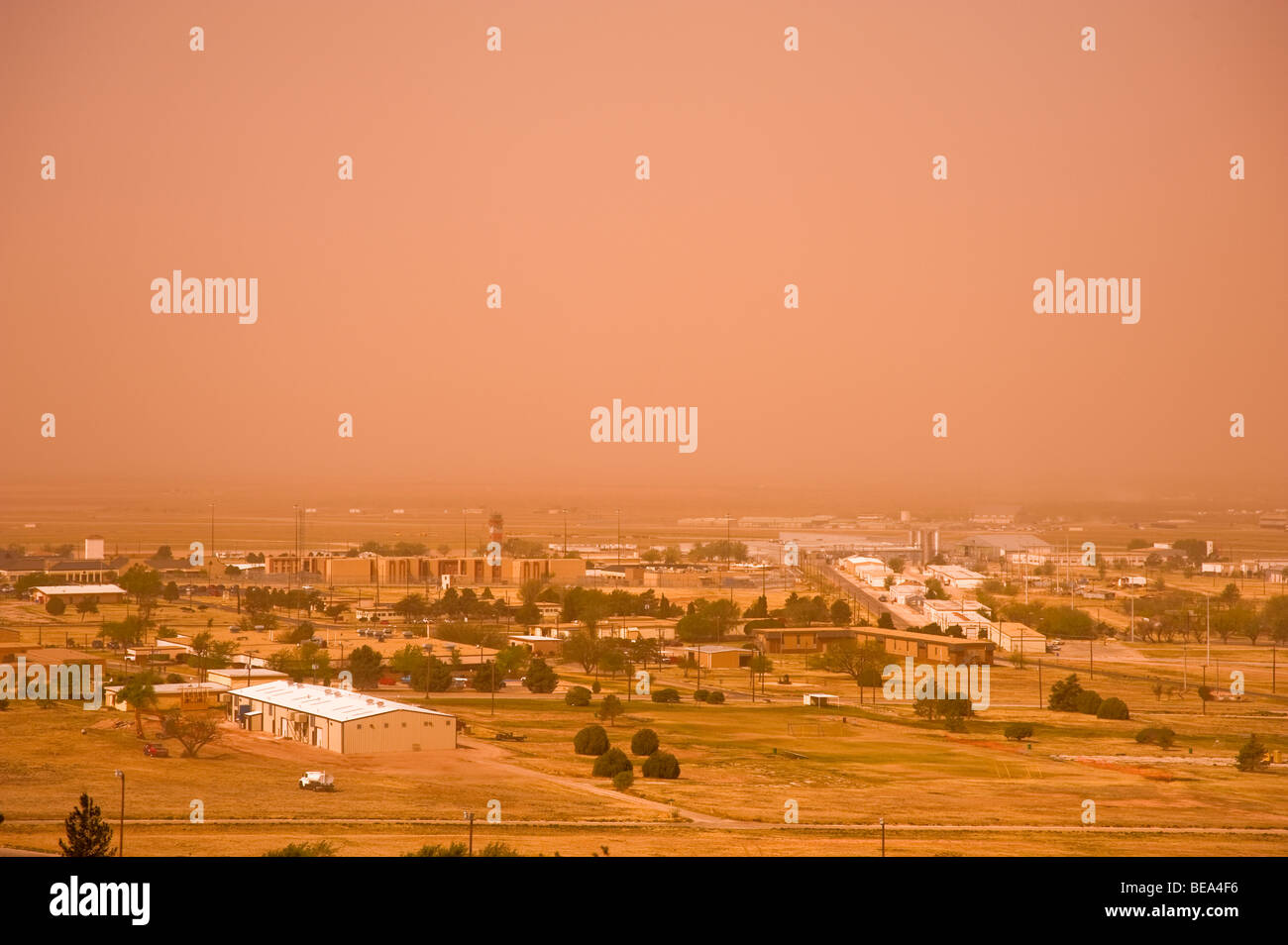 Una tempesta di polvere avvolge la città di Big Spring, Texas, Stati Uniti d'America Foto Stock