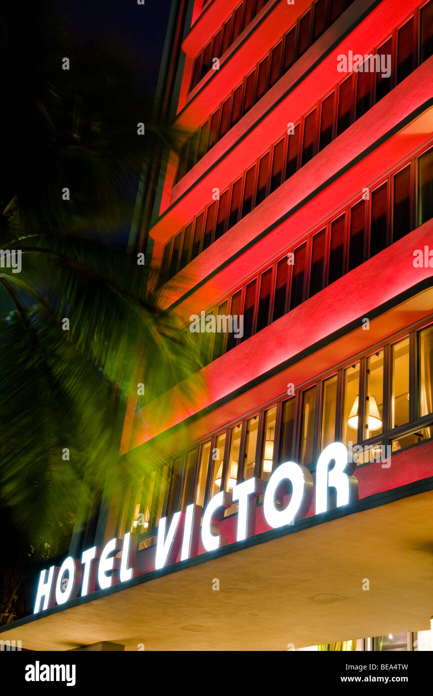 L'Hotel Victor è illuminato di notte in neon. South Beach distretto Art Deco di Miami, Florida, Stati Uniti d'America Foto Stock