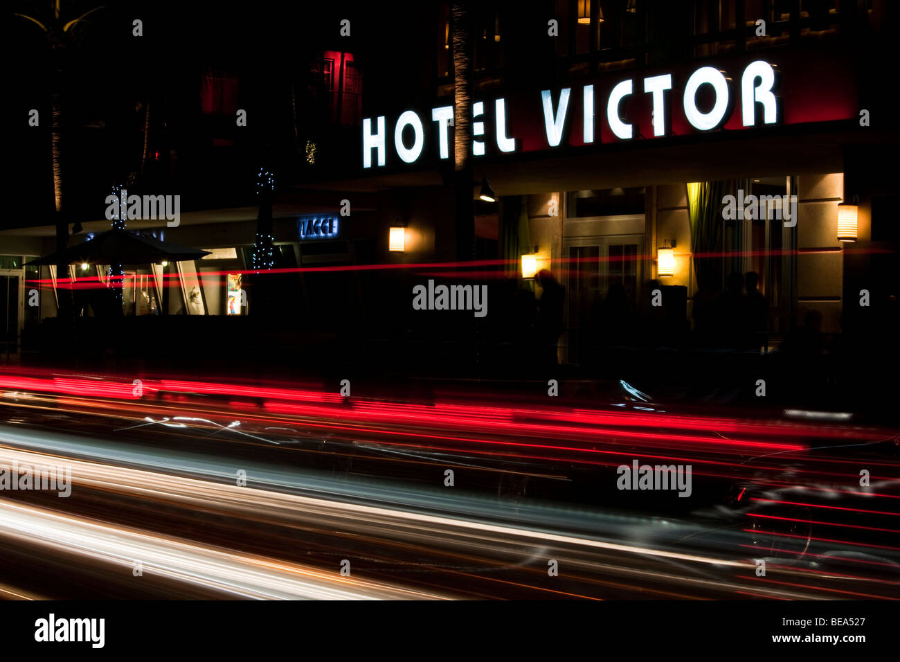 L'Hotel Victor è illuminato di notte in neon. South Beach distretto Art Deco di Miami, Florida, Stati Uniti d'America Foto Stock