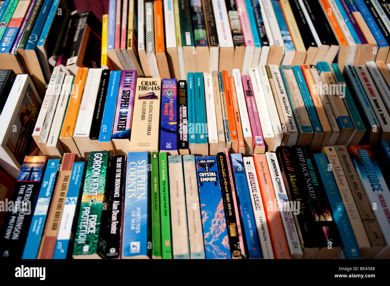 Libri in vendita all'esterno di una libreria guardando in basso Foto Stock