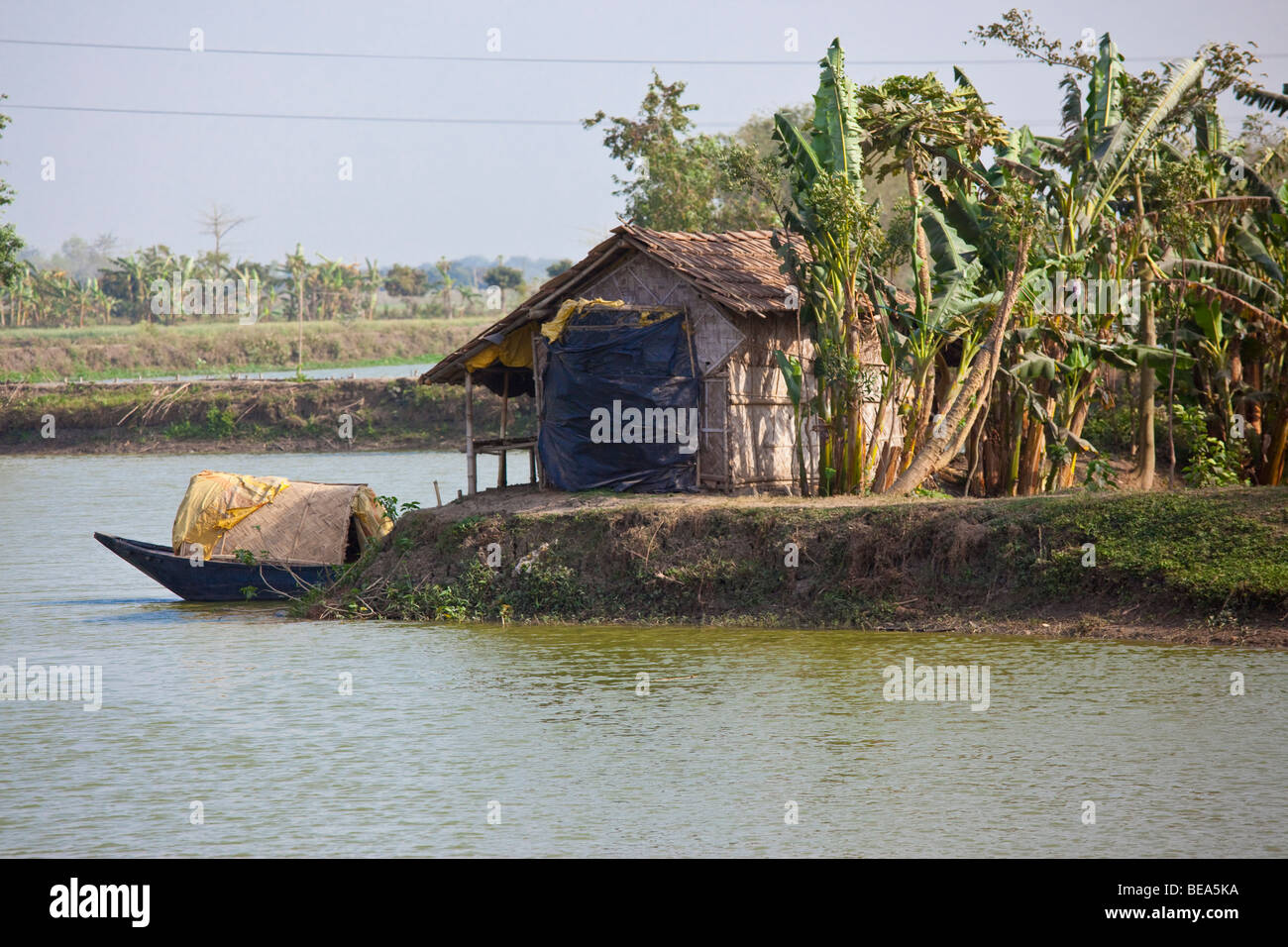 Casa e barca vicino Malda in stato del Bengala India Foto Stock