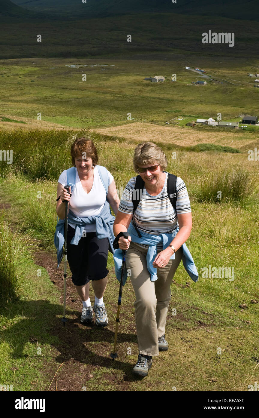 dh Scottish Woman escursionisti HOY ORKNEY camminare su collina senior escursionisti escursionisti persone donne regno unito all'aperto ramblers estate scozia Foto Stock
