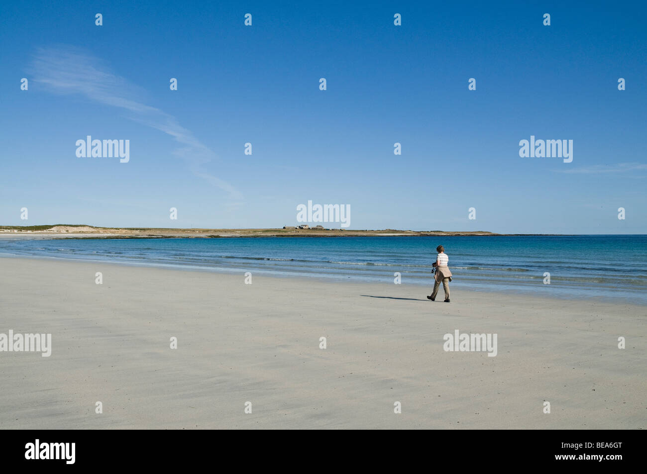 dh Woman Tourist NORTH RONALDSAY ORKNEY Sandy spiaggia Orkney tranquillo estate isole mare persone spiagge sabbia bianca sabbia baia solo scozia regno unito Foto Stock