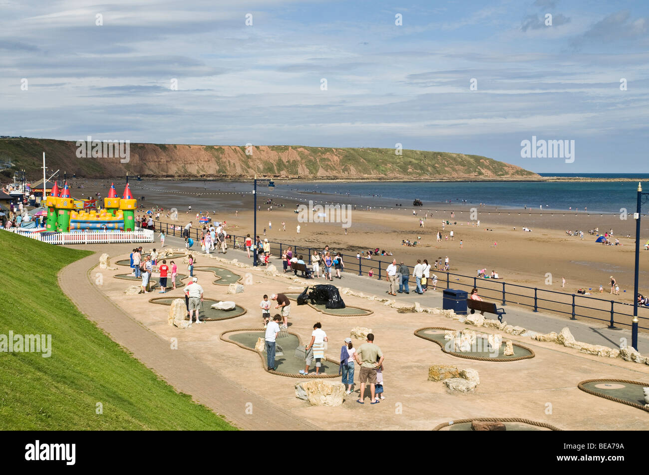 Lungomare di dh Filey FILEY NORTH YORKSHIRE i turisti che giocano a golf pazzesco resort di vacanza costa estiva sul mare del regno unito Foto Stock
