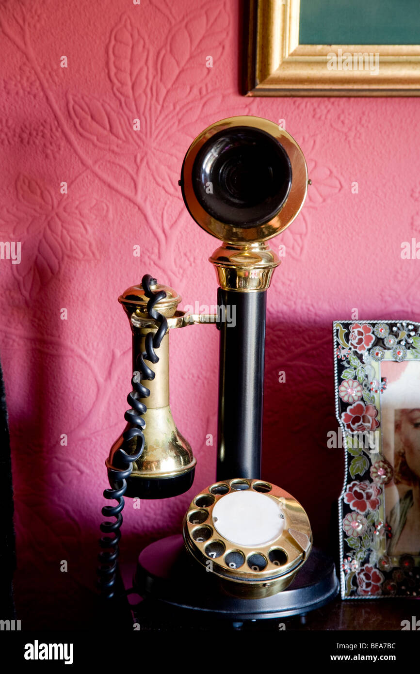 1910-1920 candelabro telefono, in una casa. Foto Stock