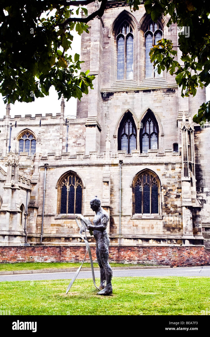 Sentiero artistico statua AL DI FUORI DI SAN GIACOMO chiesa di Louth, la storica capitale della Lincolnshire WOLDS Foto Stock
