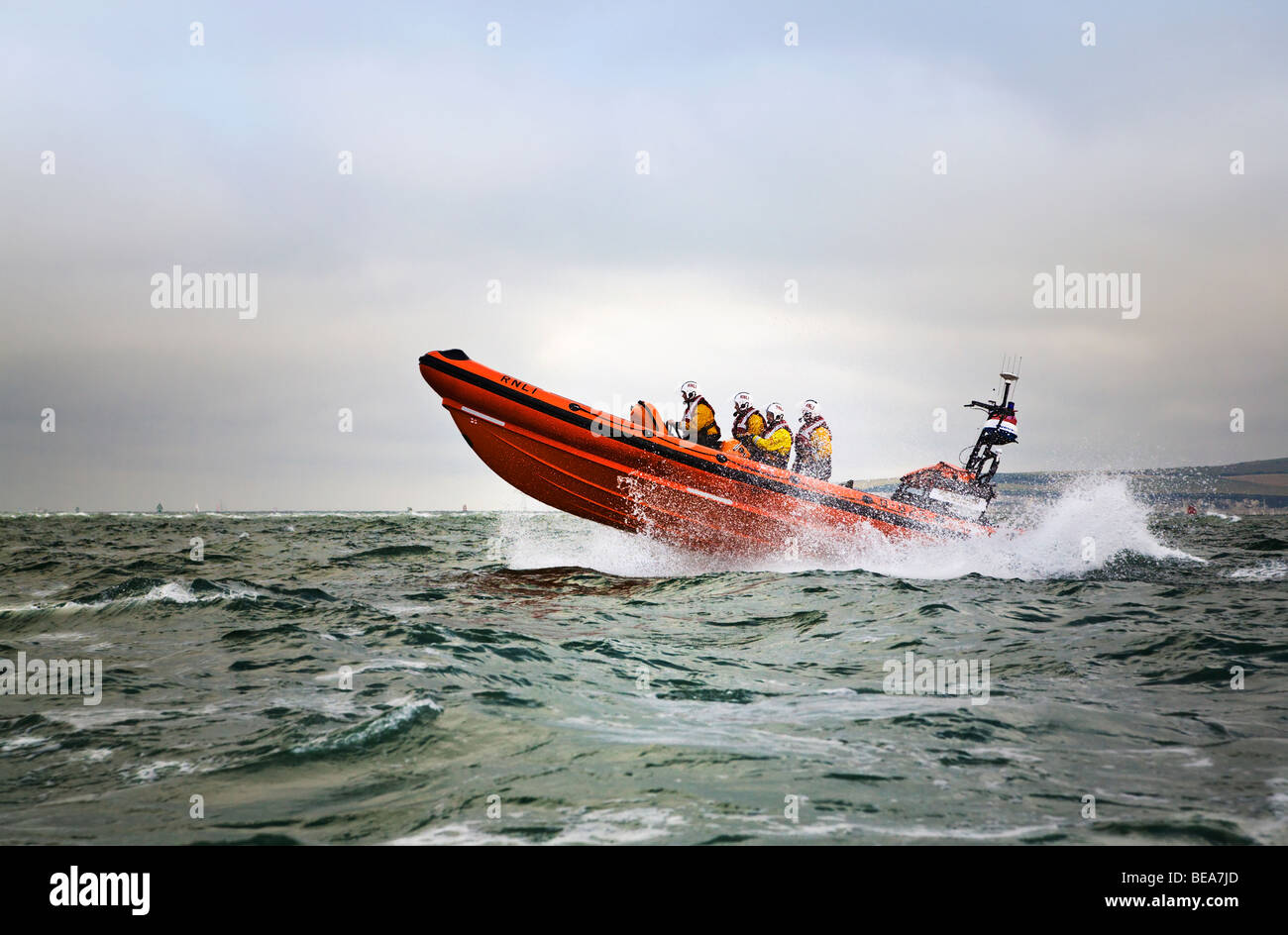 RNLI barca di salvataggio e di equipaggio in azione fuori la costa del Dorset. Regno Unito. Foto Stock