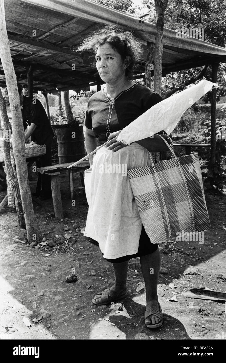 USULATAN, EL SALVADOR, Marzo 1982: civili, portano una bandiera bianca, avventuratevi per le strade per la prima volta dopo cinque giorni di intensi combattimenti. Foto Stock