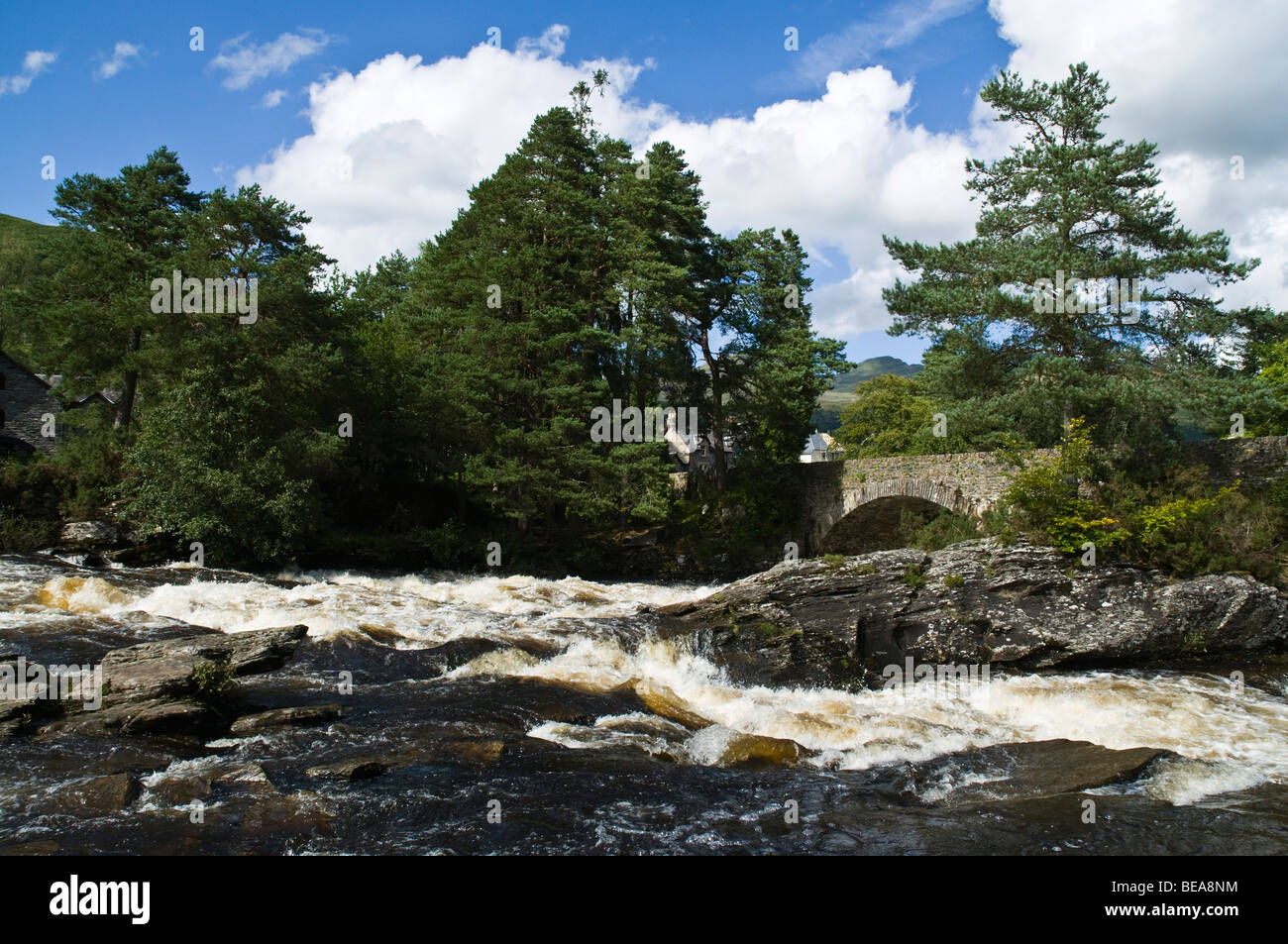 Dh Falls of Dochart KILLIN STIRLINGSHIRE cascate del fiume Fiume rapids Dochart cade e Killin bridge Foto Stock