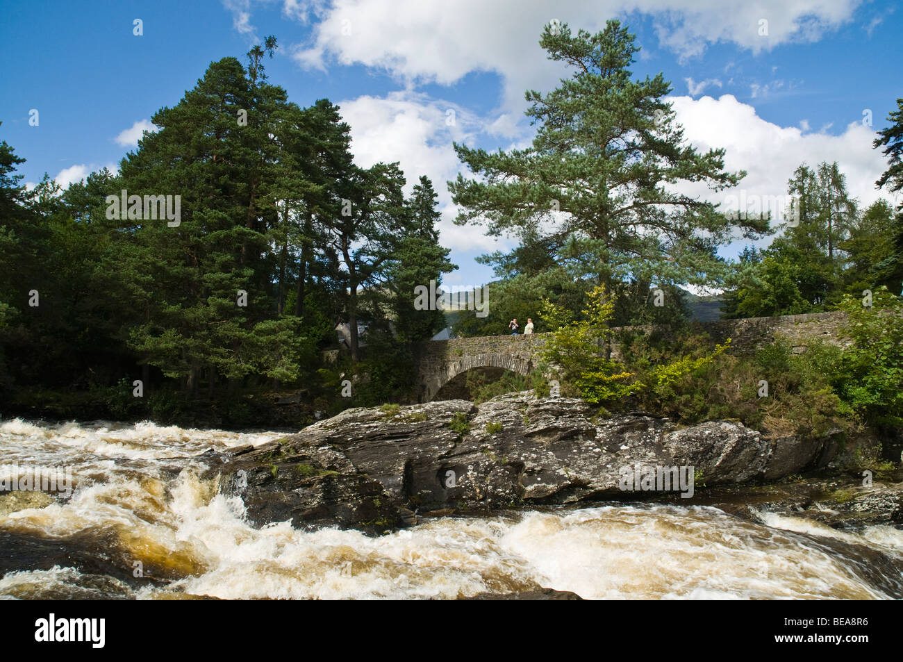Dh Falls of Dochart KILLIN STIRLINGSHIRE cascate del fiume Fiume rapids Dochart cade e turistico a Killin bridge Foto Stock