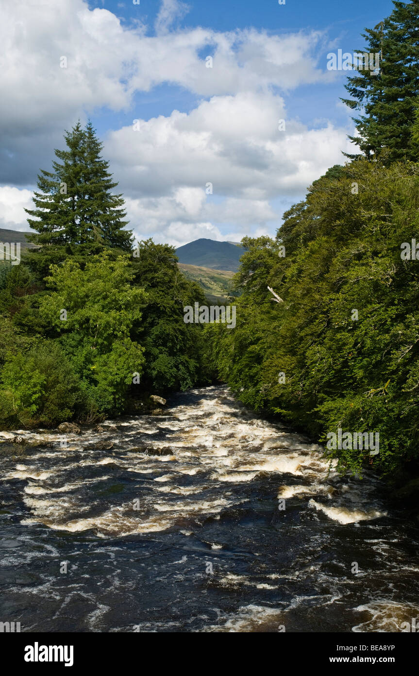 dh Falls of Dochart KILLIN STIRLINGSHIRE Waterfalls River Rapids Rushing Water River Dochart Falls e ben Lawer scotland Foto Stock