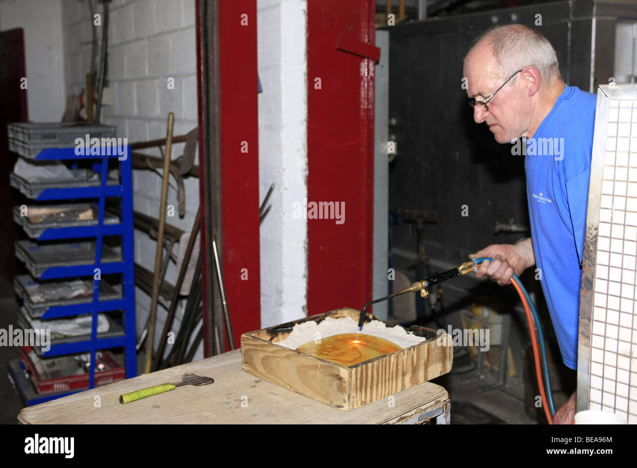 Il vetro fuso manipolato da un operaio specializzato di vetro la fabbrica di cristallo Foto Stock