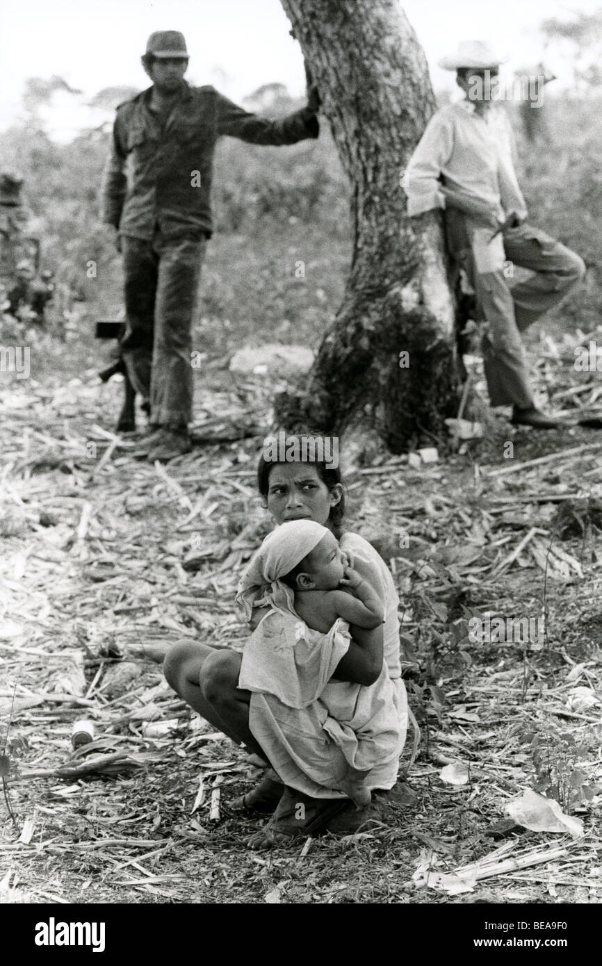 CAROLINA, MORAZAN provincia, EL SALVADOR, Marzo 1984: gli abitanti di un villaggio da Carolina hanno portato cibo per l'esercito di Salvadoran che stanno facendo una scansione attraverso la guerriglia-held territorio. Foto Stock