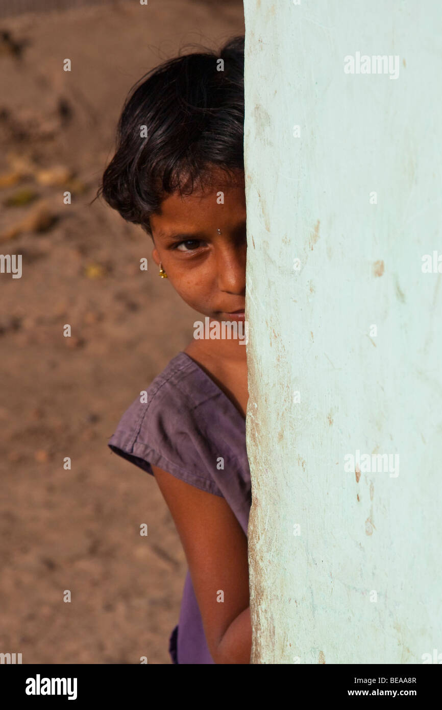 Timida ragazza indiana a Gour in stato del Bengala India Foto Stock