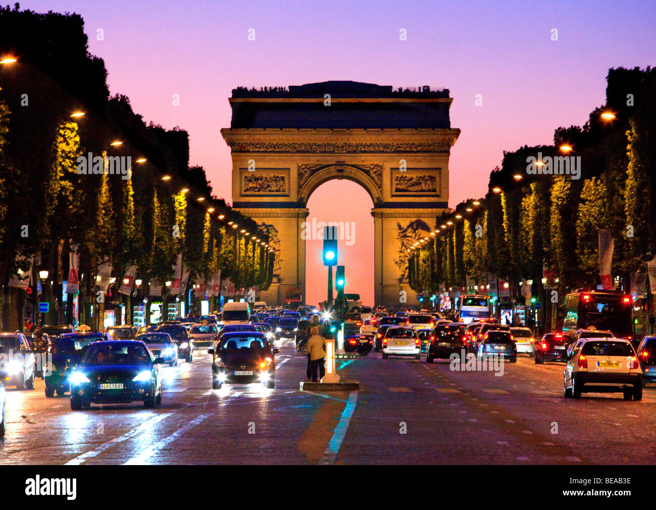 Parigi di notte Arc de Triomphe e dagli Champs Elysees Foto Stock