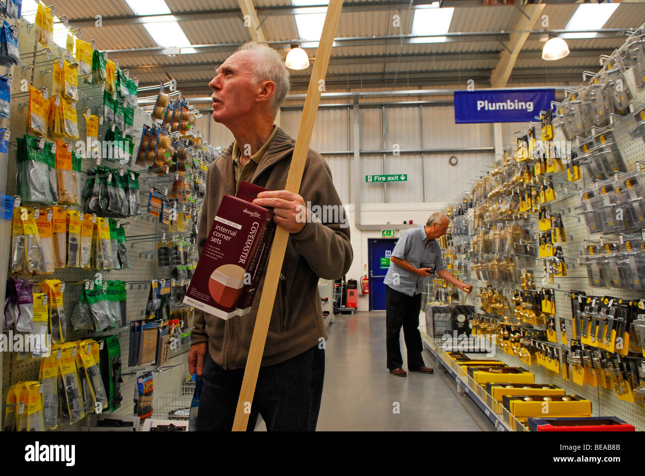 I clienti di shopping in focus diy e negozio di giardinaggio, Alton, HAMPSHIRE, Regno Unito. Foto Stock